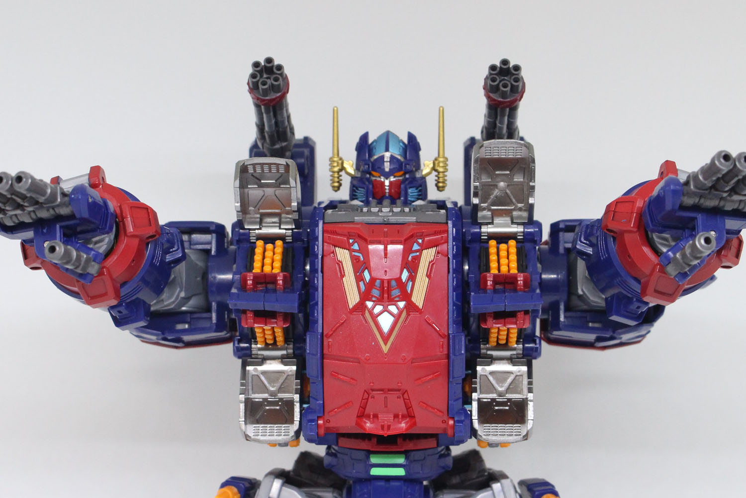 肩の6連速射破壊砲は上下に可動。また胸部ハッチ左右のF/Zミサイルポッドは展開する