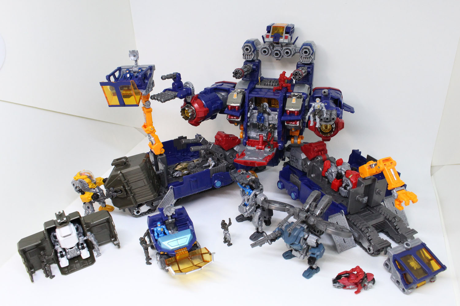 筆者の手元にあるシリーズで、基地モードを遊んでみた。隊員やパワードスーツが多いとかなり楽しい