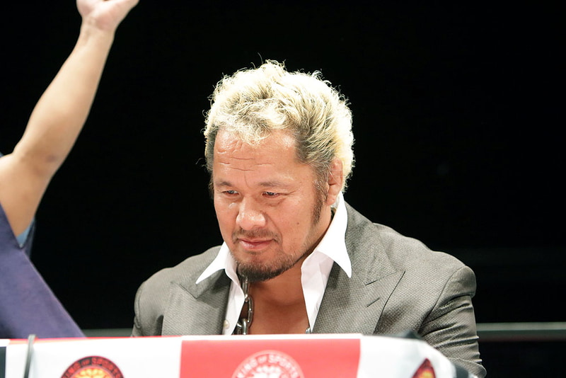 勝った瞬間、跳ねるように立ち上がりガッツポーズを決めたKUSHIDA選手。一方の真壁選手はがっくり……。ちなみにステージ裏の会見場では、松本氏に「リベンジマッチあるんすよね！」と詰め寄っていた