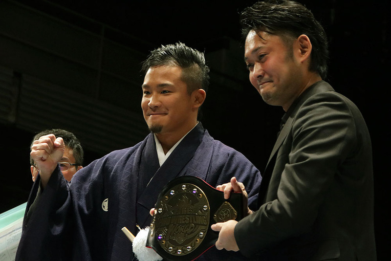 これが初代王者のKUSHIDA選手に贈られたチャンピオンベルト。なんと、10万円以上もする本格的なもの！