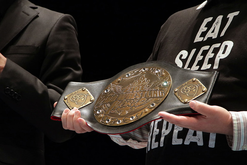 これが初代王者のKUSHIDA選手に贈られたチャンピオンベルト。なんと、10万円以上もする本格的なもの！