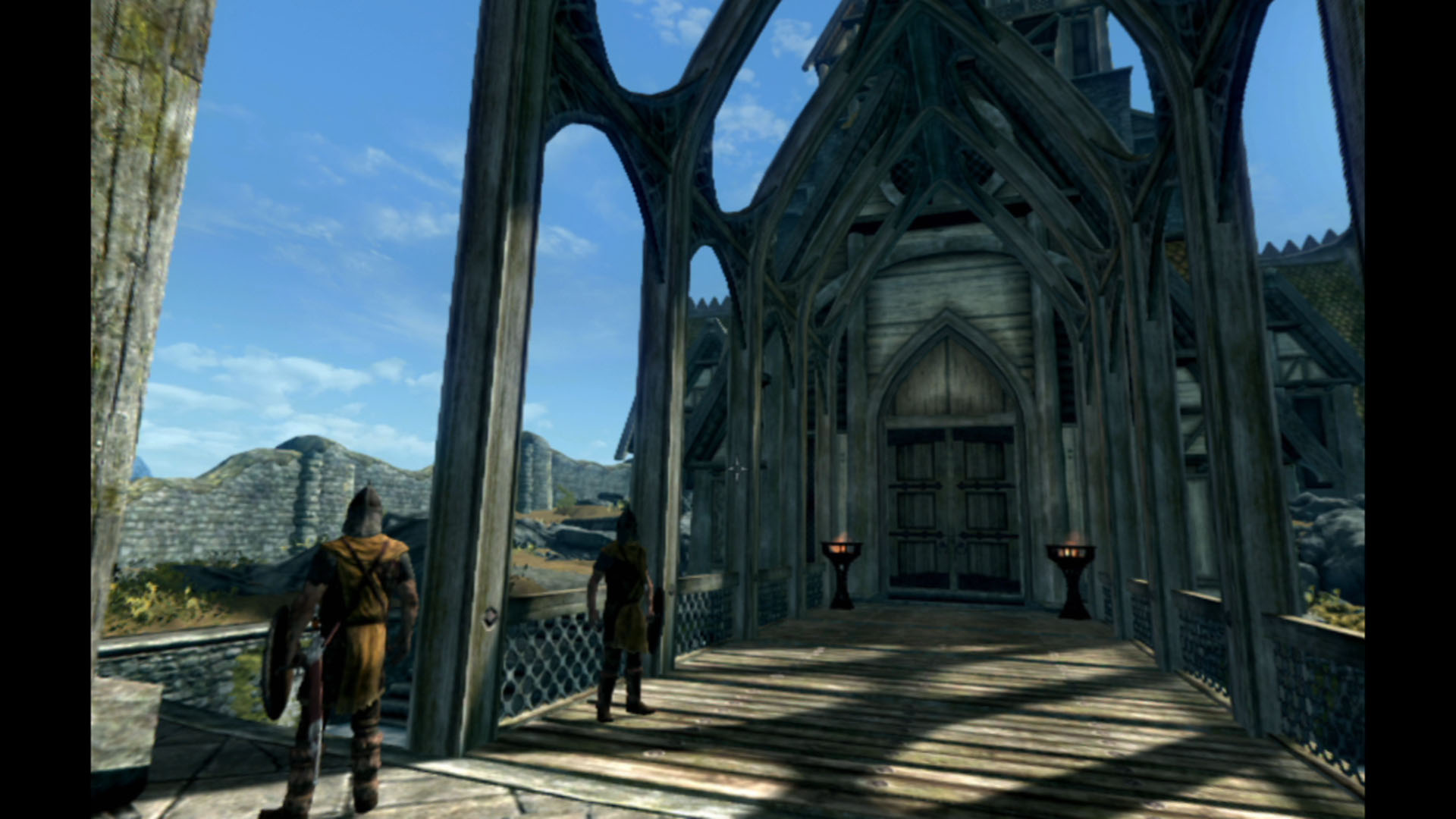 ホワイトランのドラゴンズリーチ前。なかなかテキストと画像ではスケール感を伝えづらいですが、VRでは衛兵が自分と同じぐらいの身長に見えます。なので、周りのアーチや正面の扉はものすごくでっかい建造物に見えるんですよ