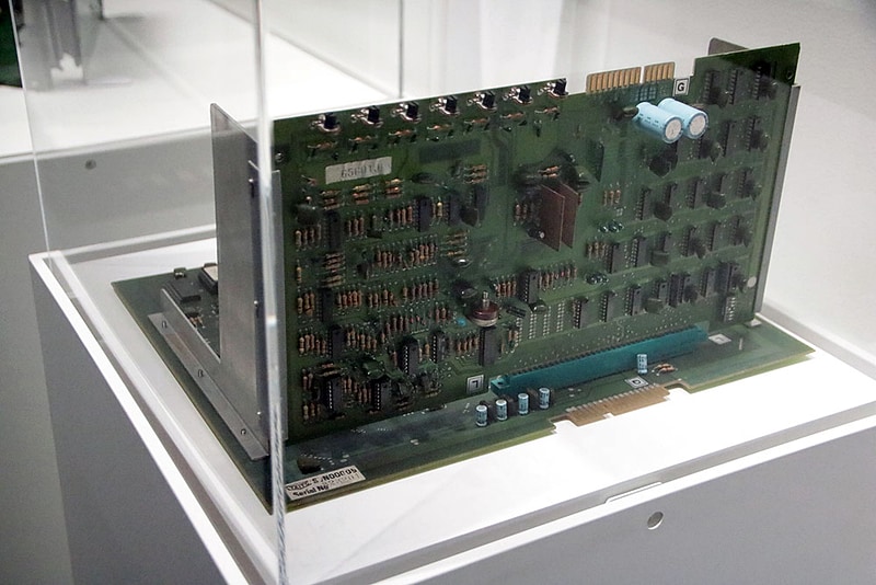 テーブル筐体と、アップライト筐体の2つの基板がそれぞれ展示されている