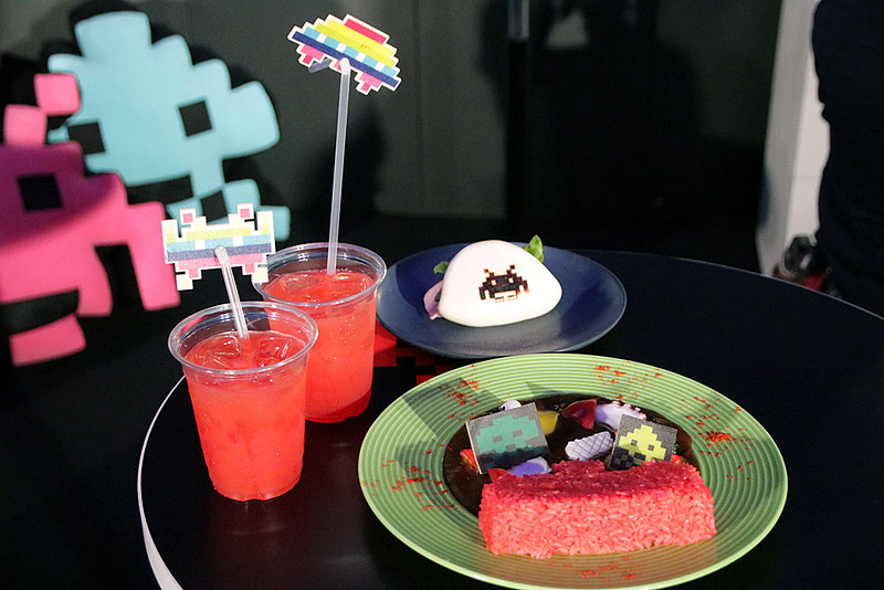 カフェで食べることができる特別メニュー。発表会の時は残念ながらテーブル筐体は置かれていなかった