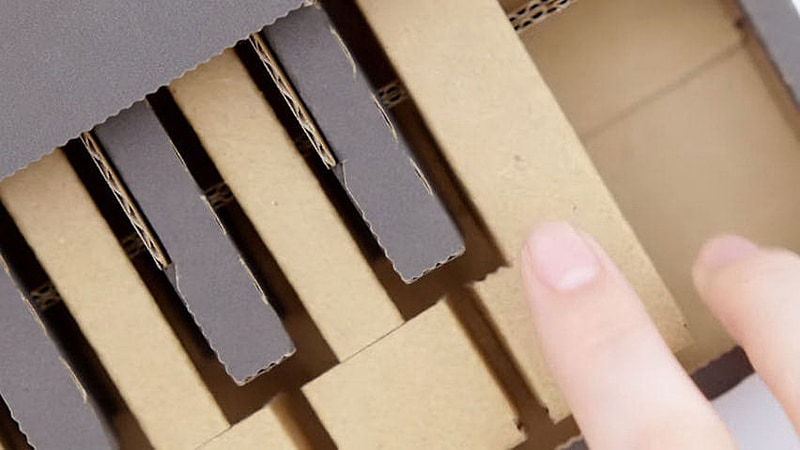 ダンボールキットを組立てていく楽しみがある