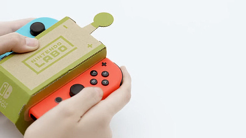 ロボット操作のコントローラーやペダルも用意されているようだ