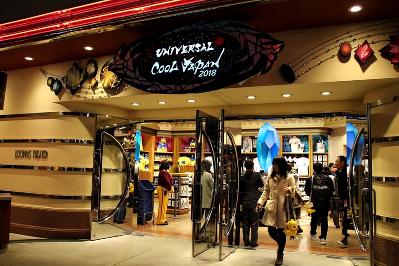 「ユニバーサル・クールジャパン 2018」のショップも展開。ここではクリスタルのオブジェが飾られており、「FF」グッズはもちろん「モンハン」グッズも揃う