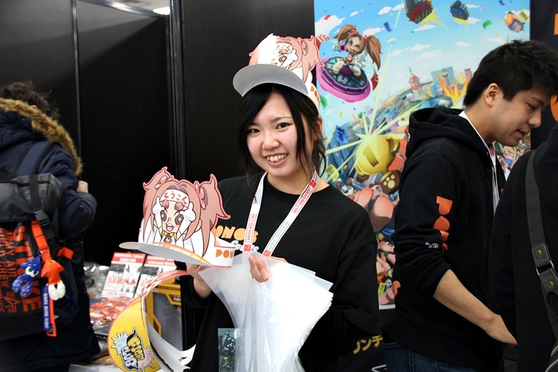 目立つサンバイザー配布中。背後にはユーザーに説明中のとんぴ？さんの姿が。ちなみにガリレオ選手、もけ選手もブースに登場予定だとか