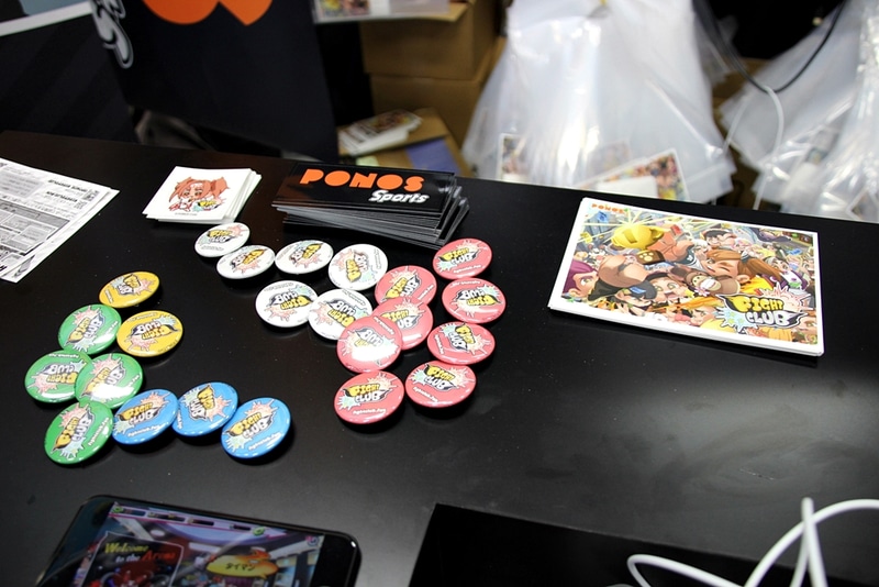 ステッカーや缶バッヂなど、アンケートに答えるとポノスグッズが色々もらえる