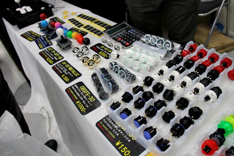 レバーやボタン、レバーの頭から「1PLAY ￥100」などのアイテムがこれでもかと並ぶ。見ているだけでもワクワクする空間だ