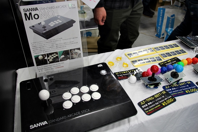 会場先行販売のアケコンは残念ながら品切れ。ただ、出展されているものを触ってみることは、もちろんできる