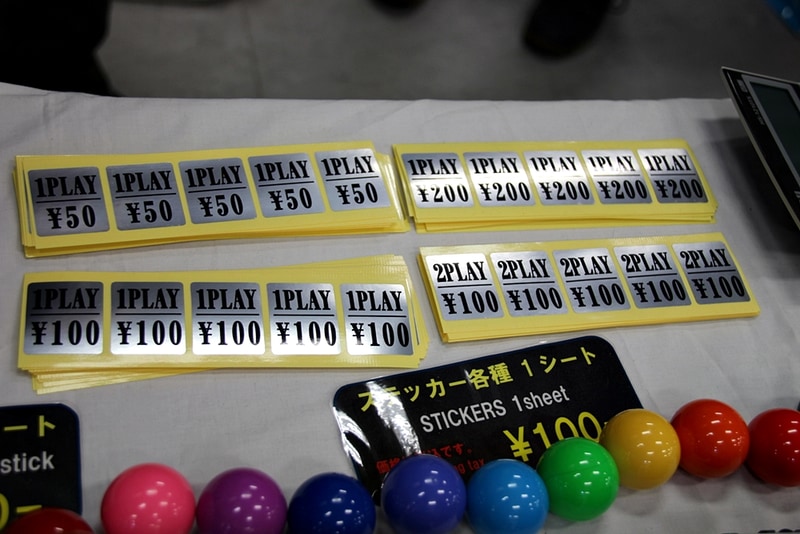 レバーやボタン、レバーの頭から「1PLAY ￥100」などのアイテムがこれでもかと並ぶ。見ているだけでもワクワクする空間だ