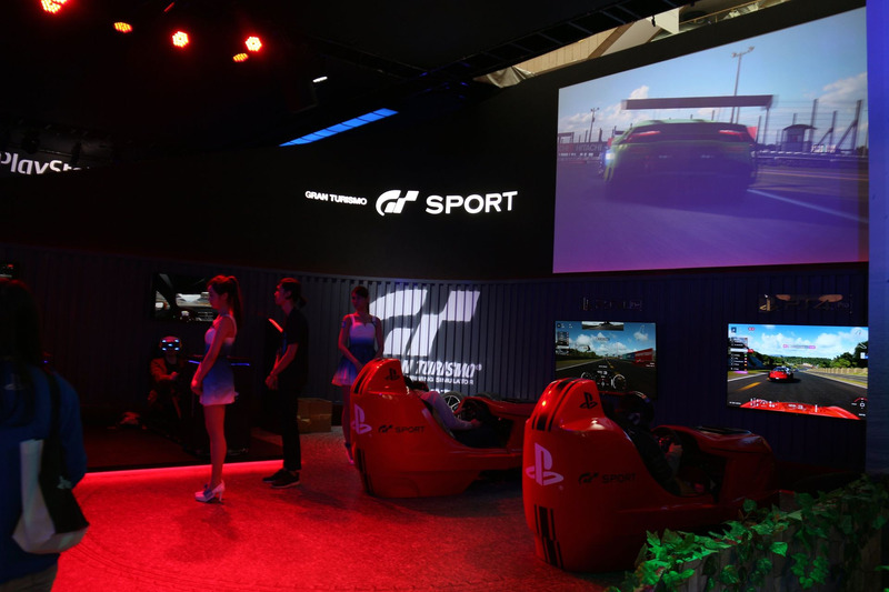 ブースでは「GT SPORT」の4Kプレイをはじめ、「モンスターハンターワールド」や「真・三國無双8」、PS VRタイトルなどが人気だった