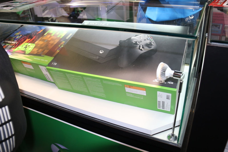 GAME休間館は、即売を行なっているゲームショップのため、ブースのすぐ隣ではXbox OneやXbox Oneタイトルを購入することができた。Xbox One Xは15,380元（約57,000円）で、「PUBG」は850元（約3,160円）