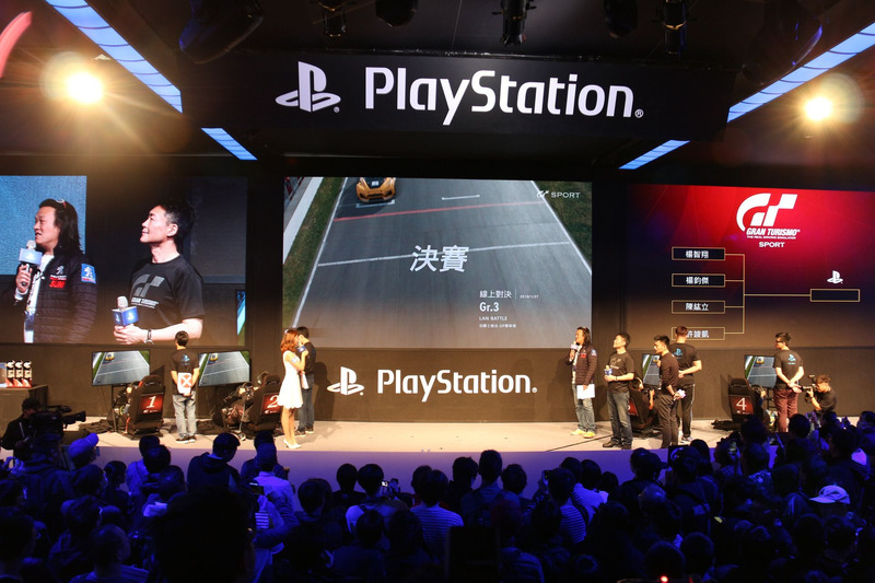 山内一典氏が見守る中で行なわれた決勝戦