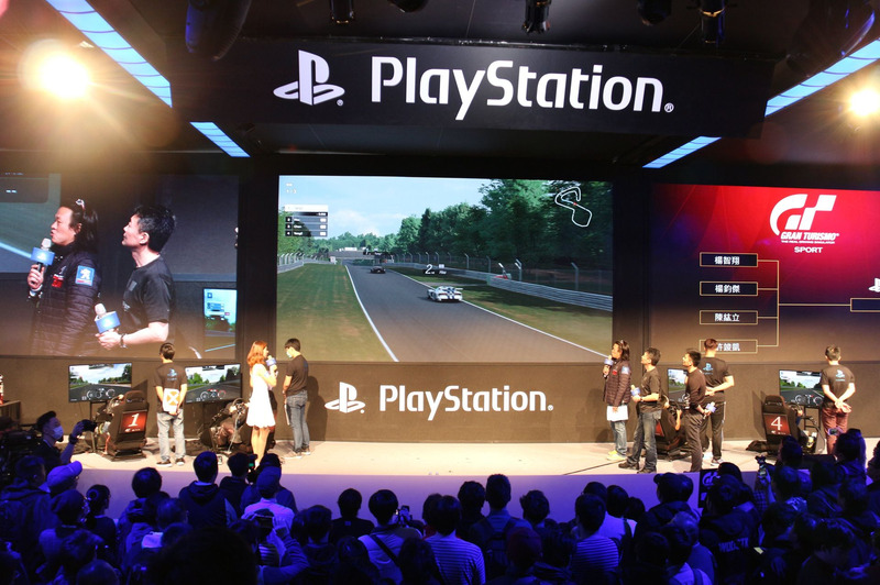 山内一典氏が見守る中で行なわれた決勝戦