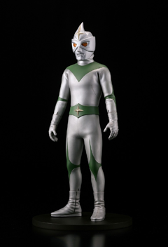 朝焼けの光の中に……「ミラーマン」を全高35cmの彫像に！ - GAME Watch