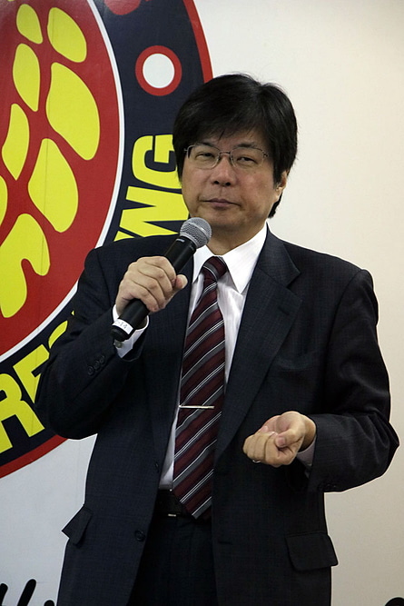 記者会見に参加した木谷高明取締役、新日本プロレス所属の内藤哲也選手、MCの相羽あいなさん。このメンバーを見て記者陣からは「ロス・インゴベルナブレス・デ・ハポン（内藤選手の所属するユニット）に占拠されてるようだ……」といったつぶやきも聞かれた