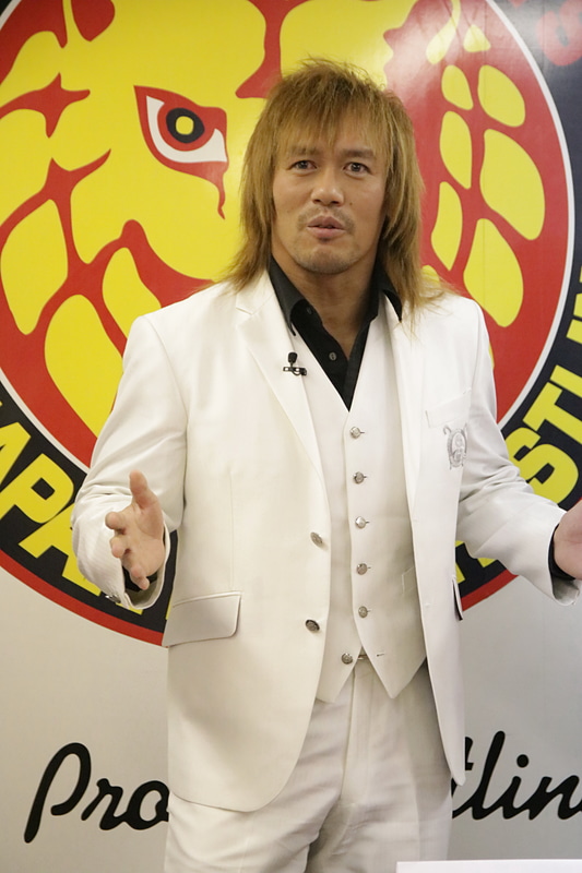 記者会見に参加した木谷高明取締役、新日本プロレス所属の内藤哲也選手、MCの相羽あいなさん。このメンバーを見て記者陣からは「ロス・インゴベルナブレス・デ・ハポン（内藤選手の所属するユニット）に占拠されてるようだ……」といったつぶやきも聞かれた