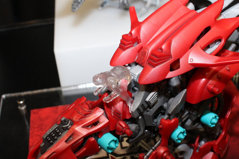 搭乗者フィギュアはクリアで成型。全身各所には3mmのジョイントがあり、他シリーズのパーツを流用できる