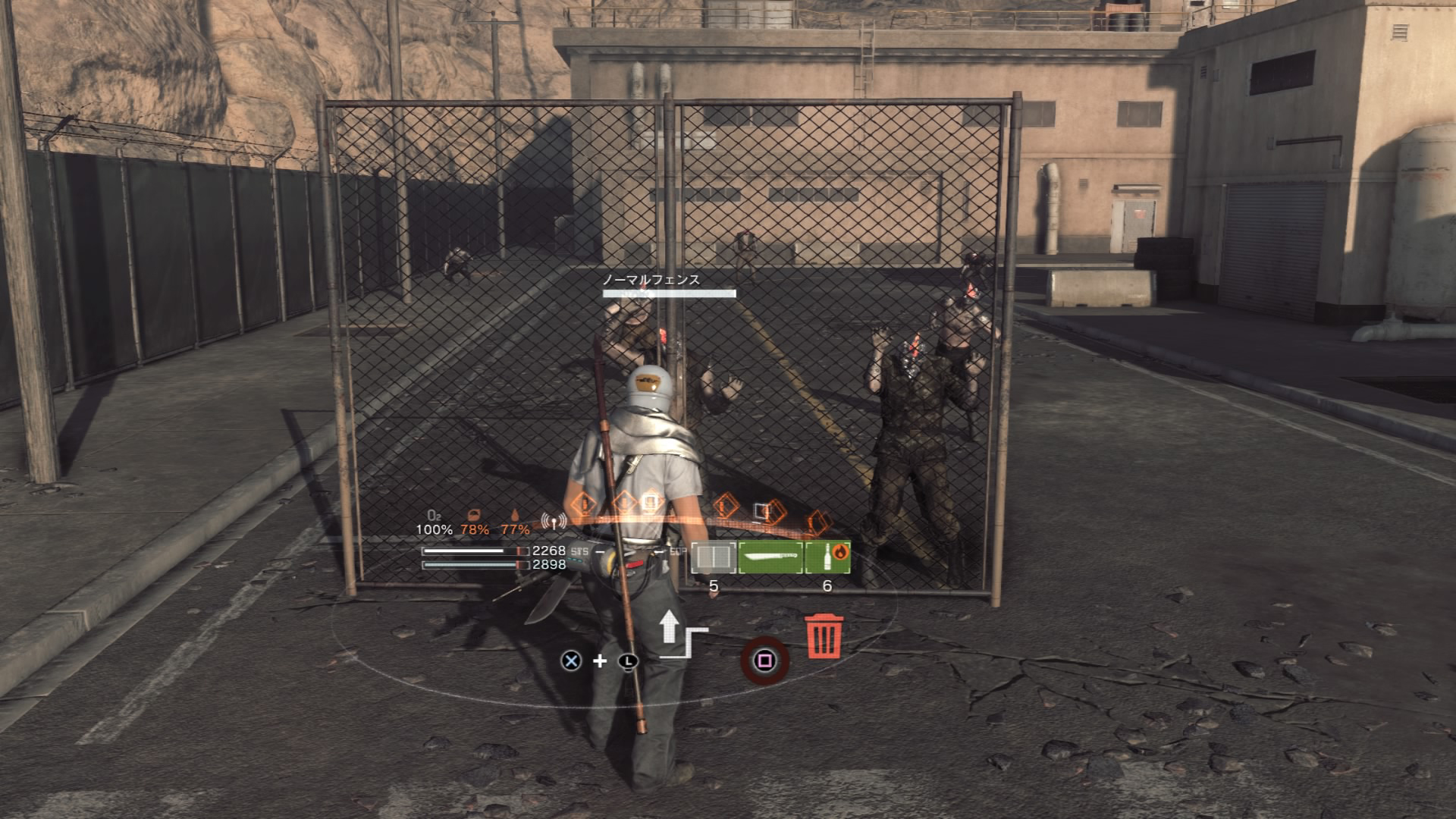 クリーチャーがフェンスに気を取られている間に火炎瓶を投げつける