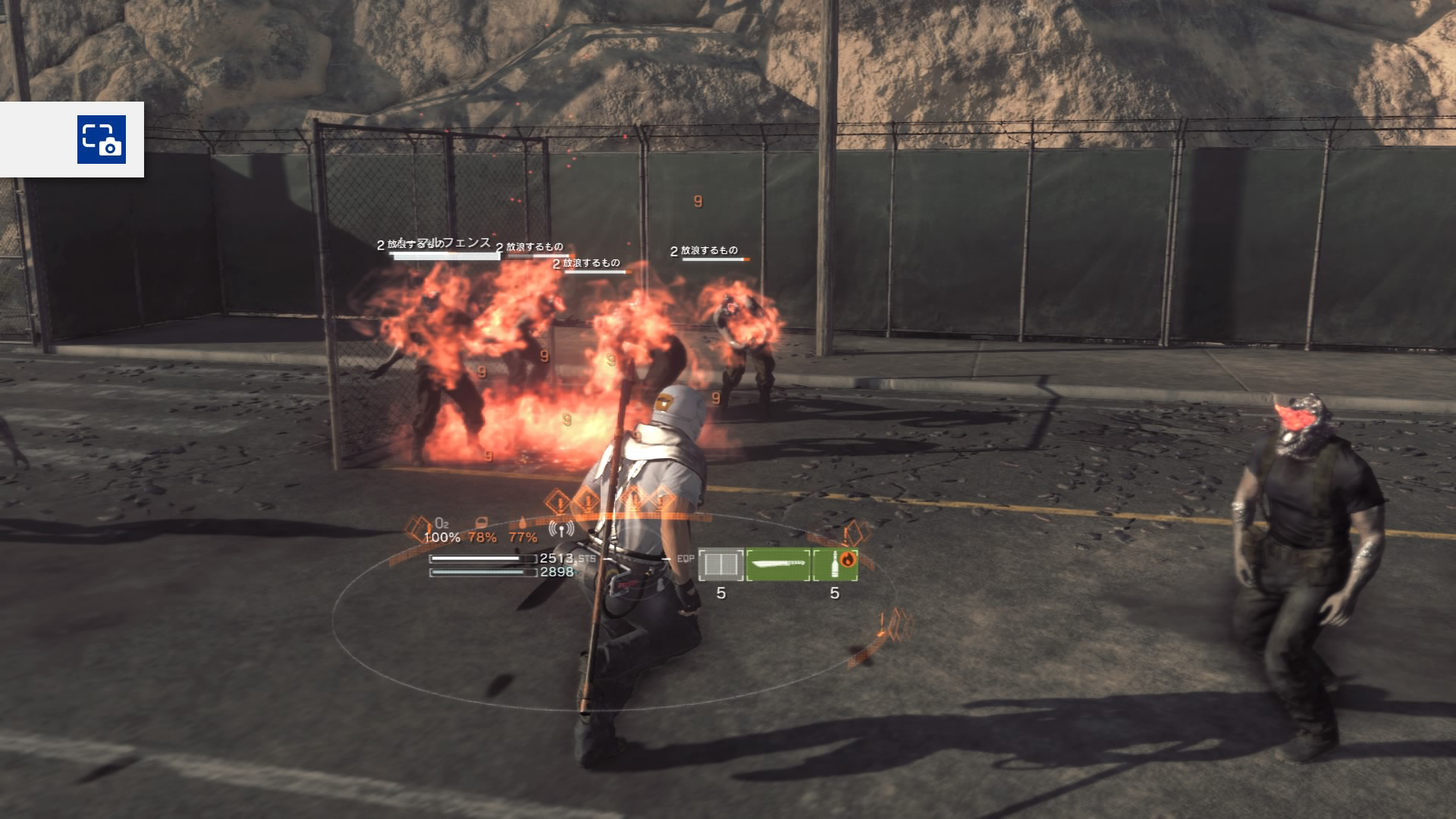 クリーチャーがフェンスに気を取られている間に火炎瓶を投げつける