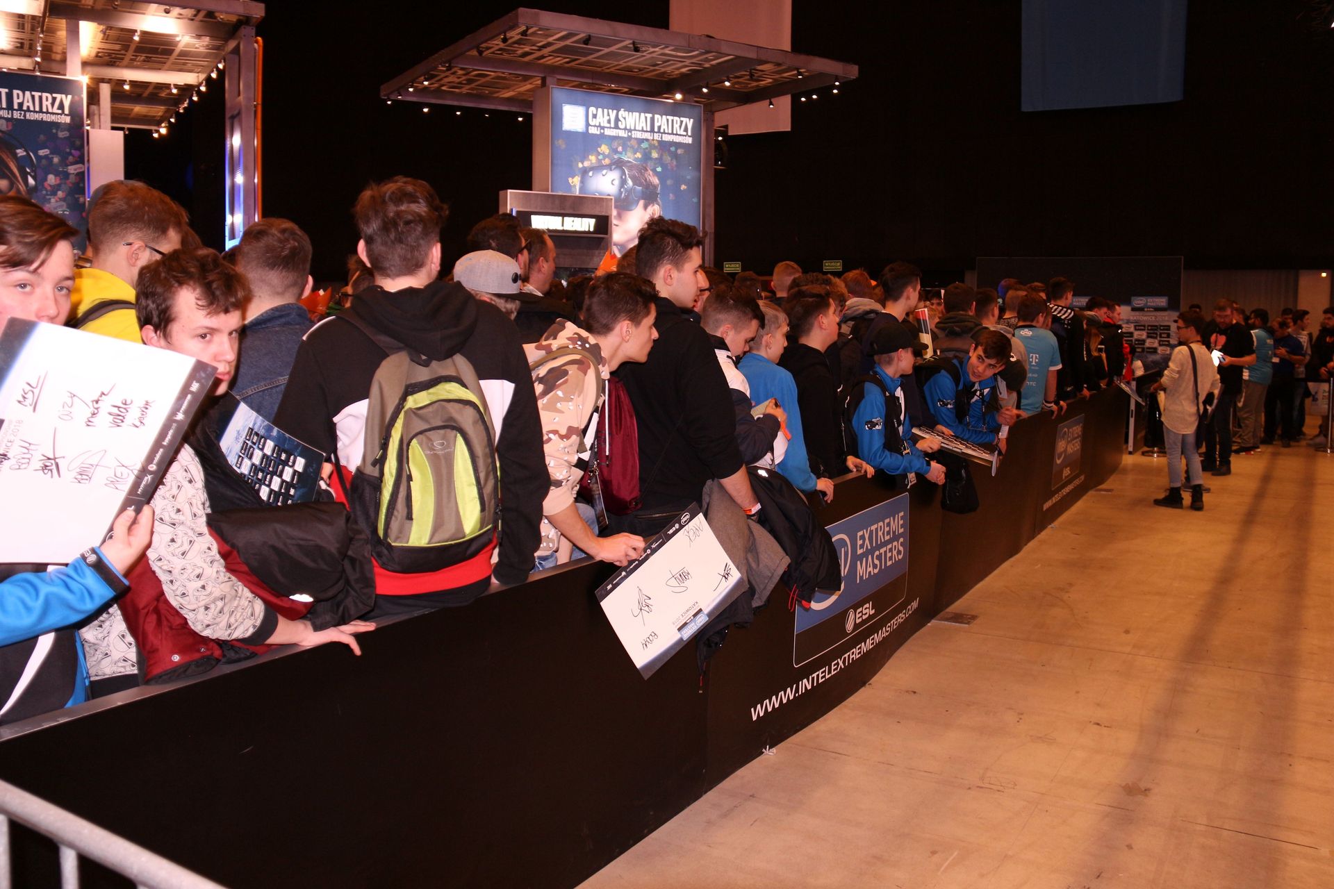 Intelブースで1番人気は、プロチームのサイン会。Cloud9のサイン会では、数百名が列を作った