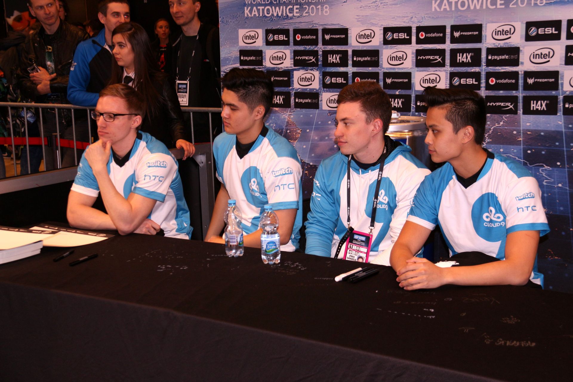 Intelブースで1番人気は、プロチームのサイン会。Cloud9のサイン会では、数百名が列を作った