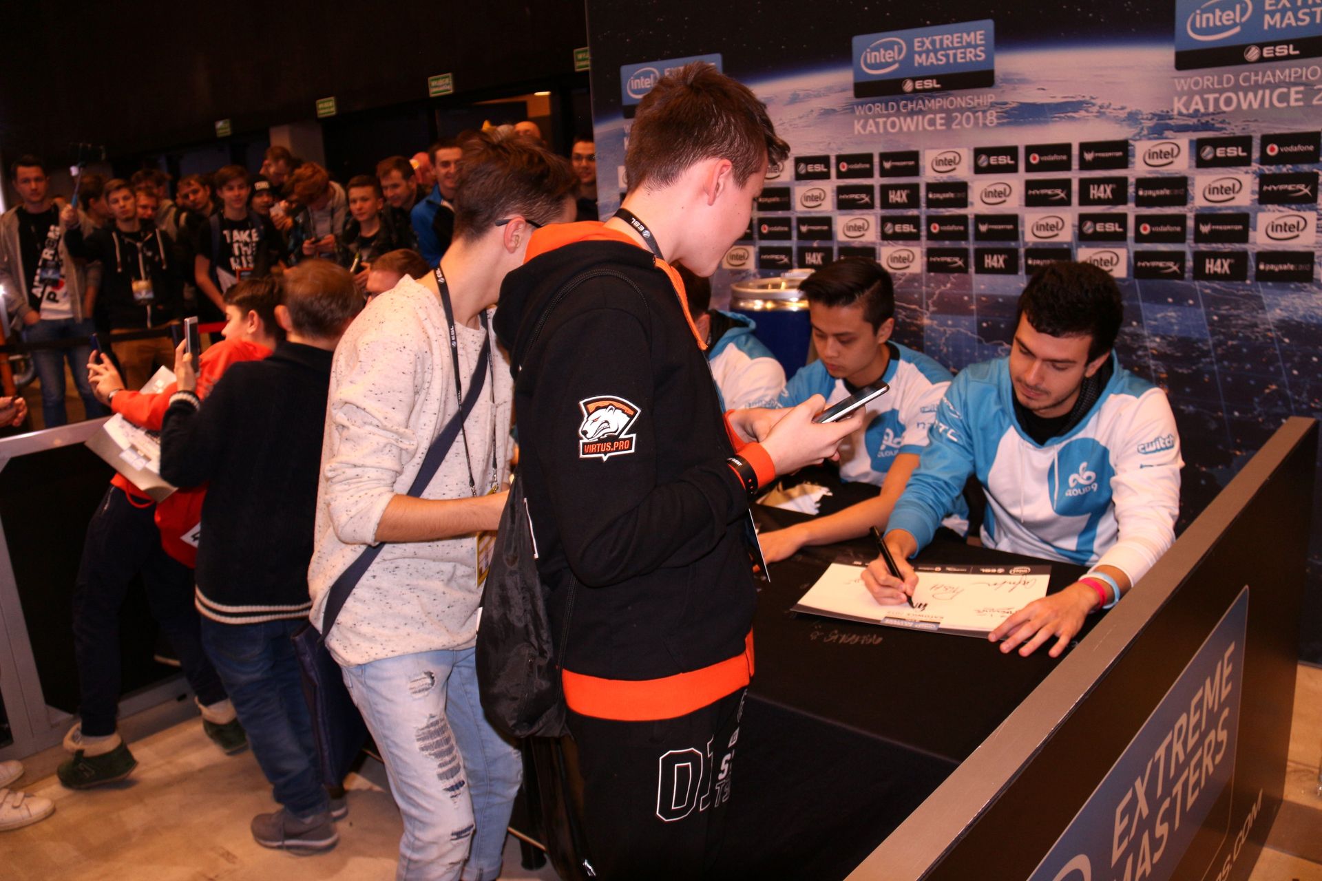 Intelブースで1番人気は、プロチームのサイン会。Cloud9のサイン会では、数百名が列を作った