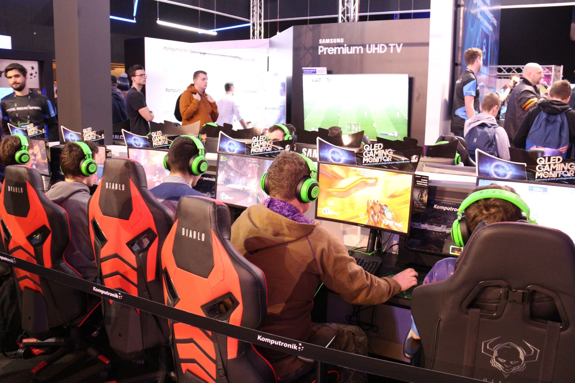 SAMSUNGは「オーバーウォッチ」を使って新型モニターをアピール。GEAR VRや大型湾曲モニターもアピールしていた