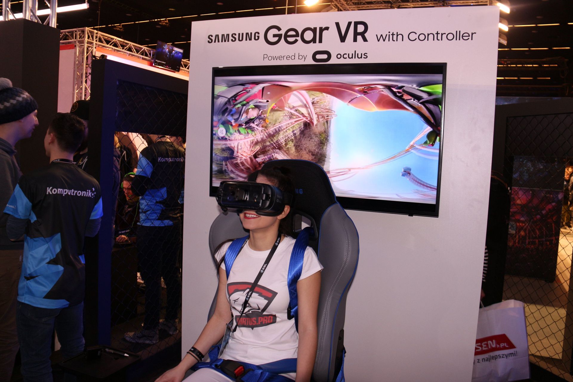 SAMSUNGは「オーバーウォッチ」を使って新型モニターをアピール。GEAR VRや大型湾曲モニターもアピールしていた