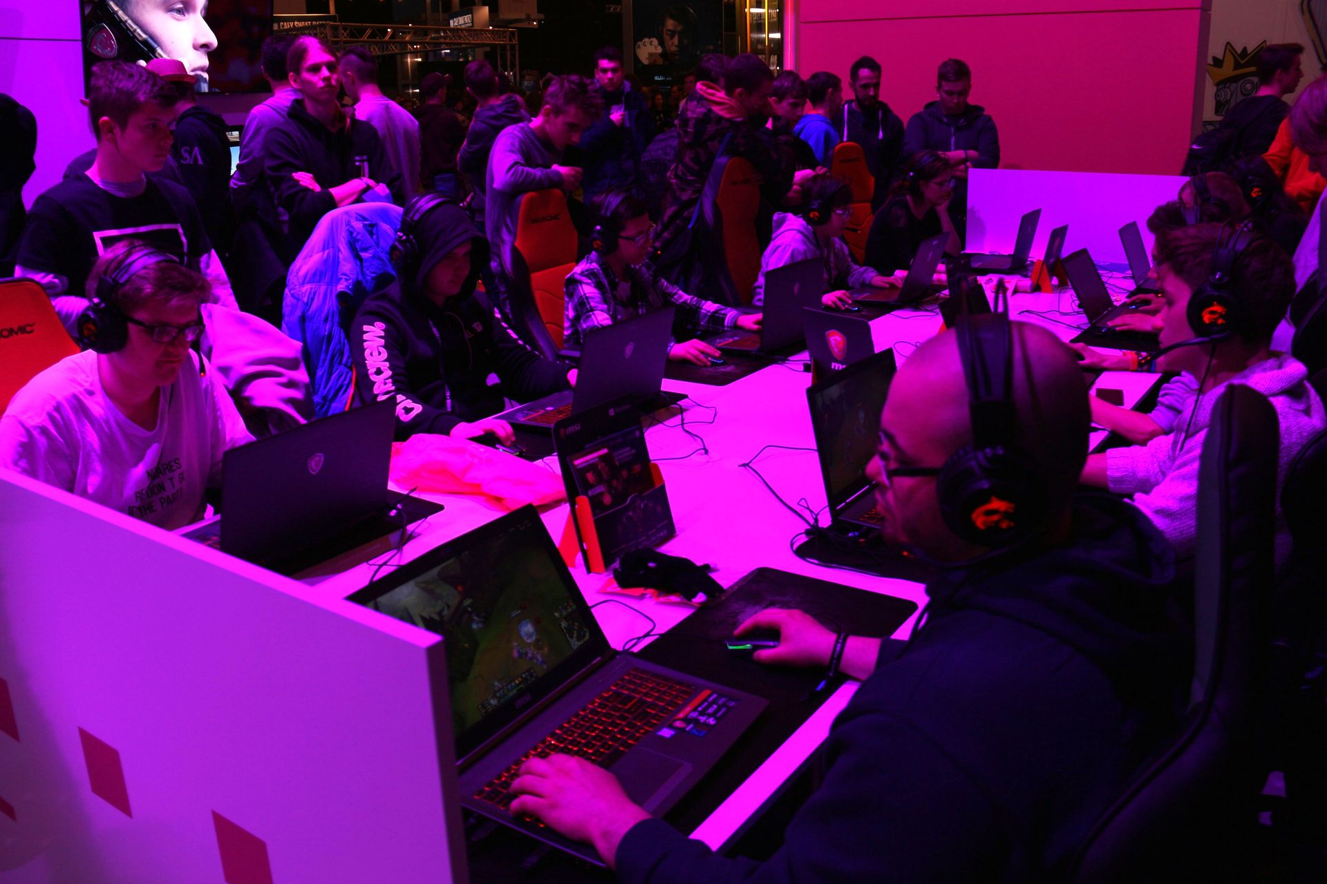 T-Mobileは、ノートPCを使ってワイヤレスゲーミングをアピール