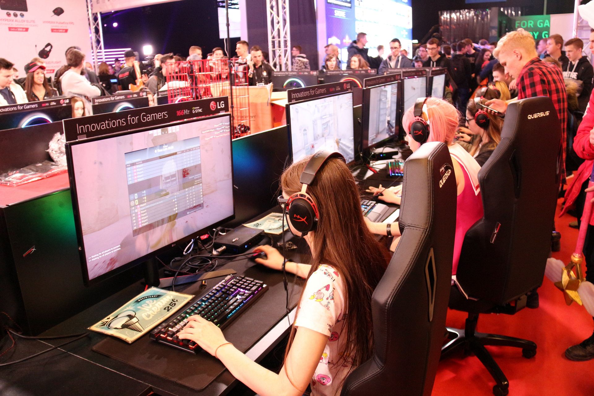 HyperXブースでは、女性チームによる「CSGO」大会が開かれていた。実力的にはまだまだといった印象だが、人気はすこぶる高い。女性部門が生まれる日もそう遠くはなさそうだ