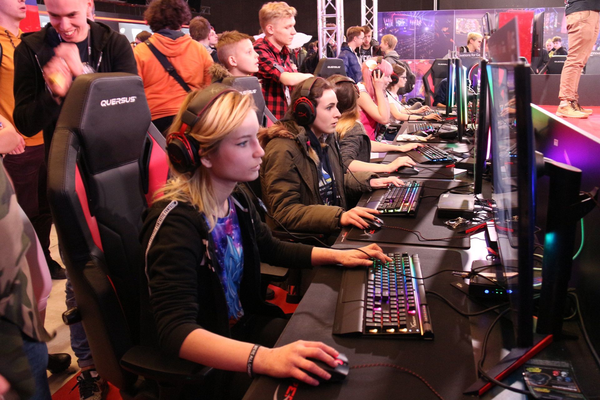 HyperXブースでは、女性チームによる「CSGO」大会が開かれていた。実力的にはまだまだといった印象だが、人気はすこぶる高い。女性部門が生まれる日もそう遠くはなさそうだ