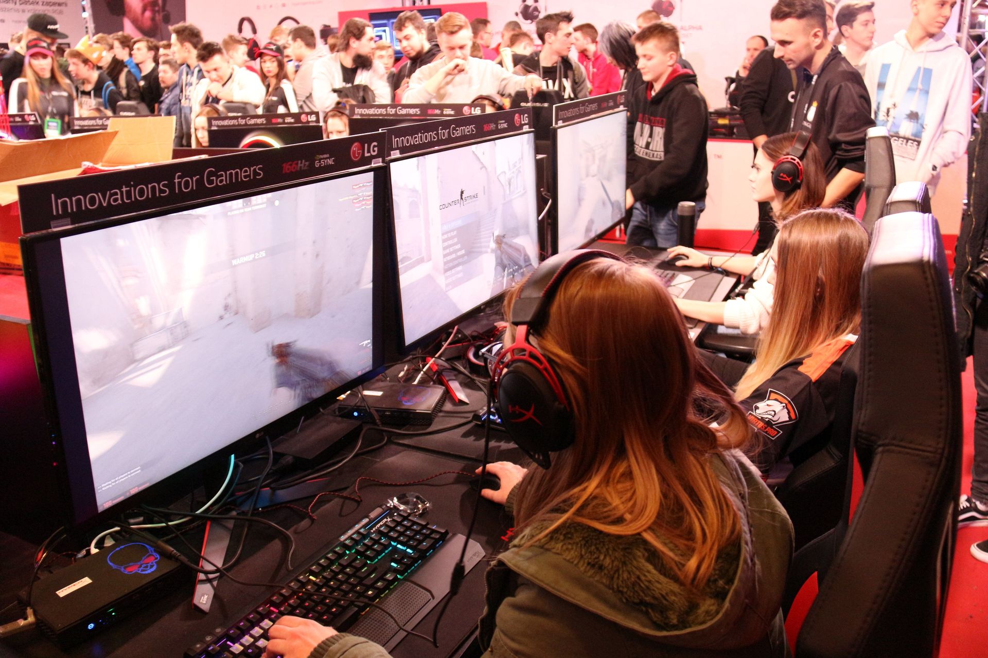 HyperXブースでは、女性チームによる「CSGO」大会が開かれていた。実力的にはまだまだといった印象だが、人気はすこぶる高い。女性部門が生まれる日もそう遠くはなさそうだ