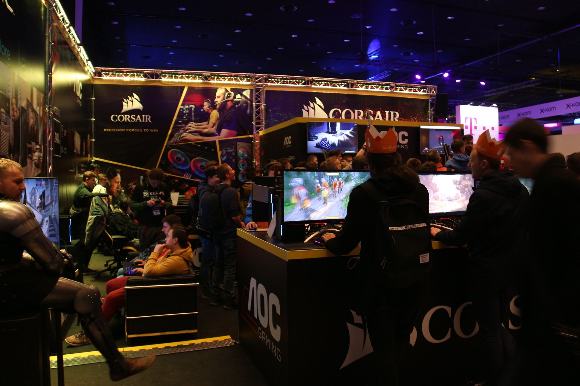 多彩なPCゲームで、ゲーミングギアをアピールしていたCORSAIRブース