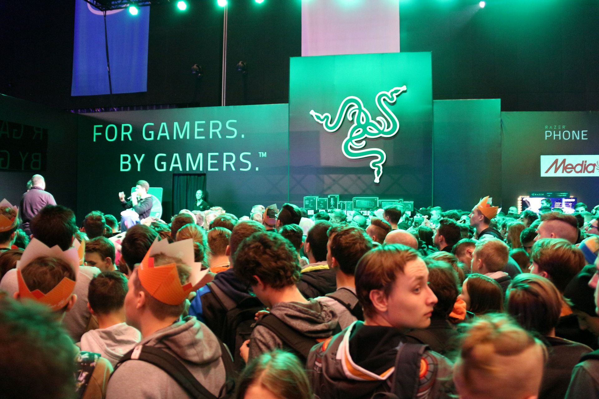 LEGIONとRazerはステージイベントがメイン。人が多すぎて近づけない