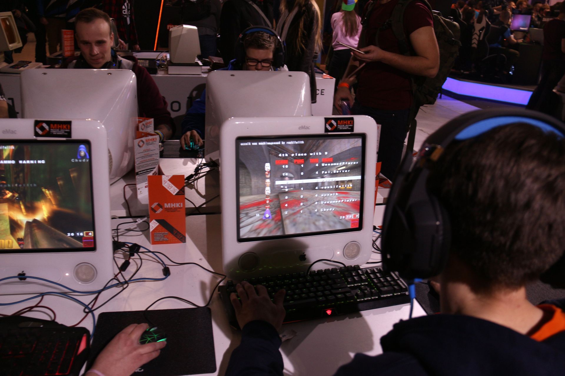 ポーランドのコンピューターミュージアムは、稼働状態のeMacを使って「Quake III Arena」（id Software）のフリープレイを実施。グラフィックスはともかくeスポーツとしての完成度はまだまだ通用する