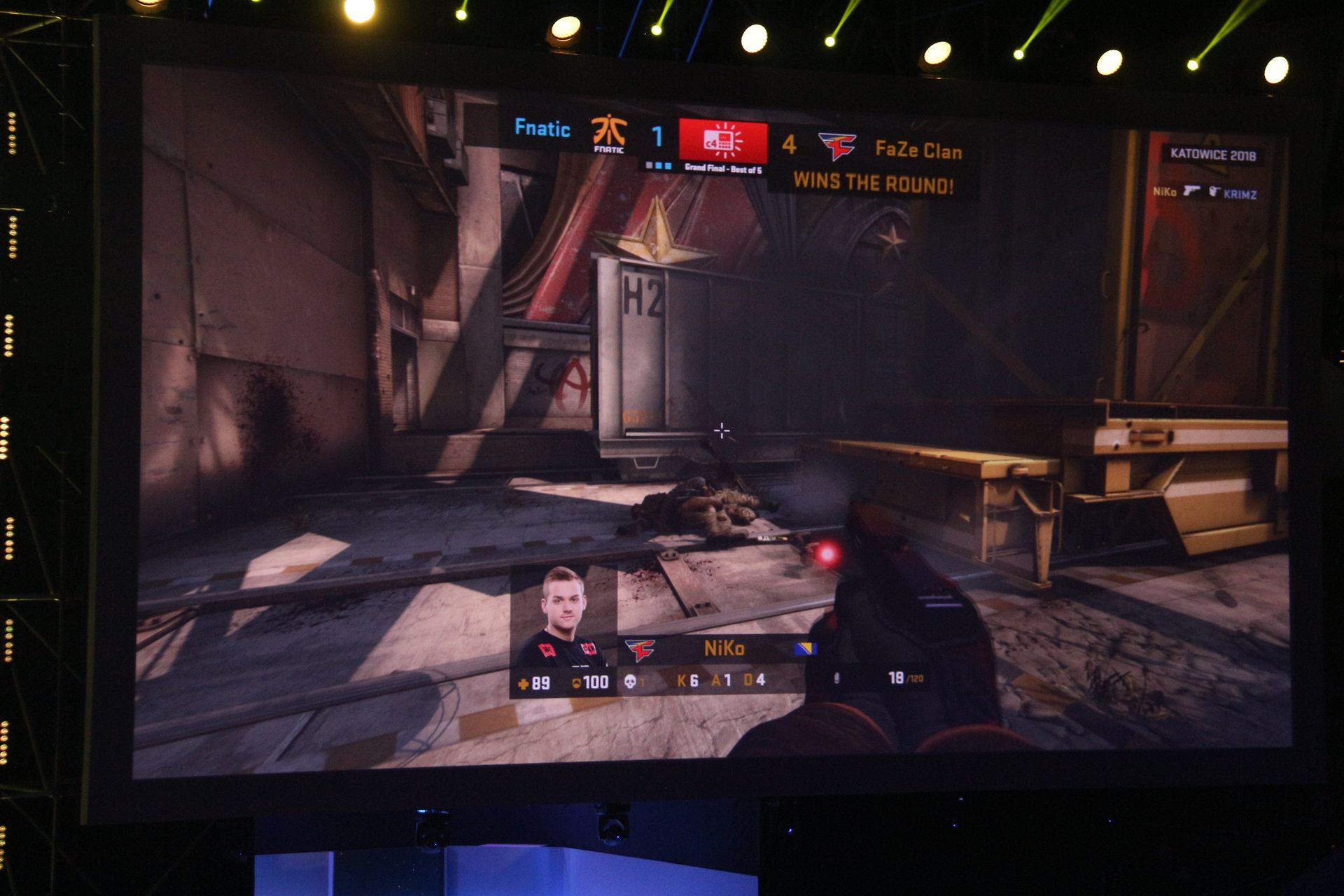 FaZeのエースであり、圧倒的なキル数でチームを牽引したNiko選手。ファンが最も多く、Nikoコールが何度も沸き起こった