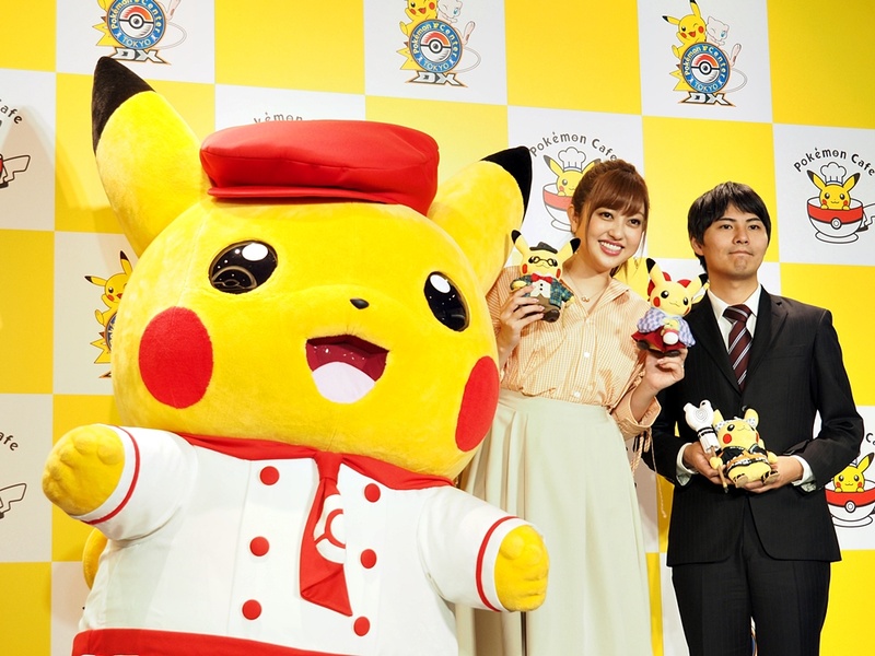 パティシエ風な装いのピカチュウと、スペシャルゲストの菊地亜美さん。そしてポケモンセンターの代表取締役社長、上郷頼臣氏