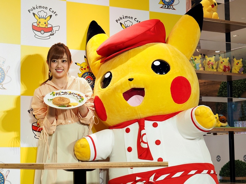 サプライズプレゼントとして、ピカチュウから「祝 おめでとう」と彩られたスペシャルなパンケーキをプレゼントされた菊地さん