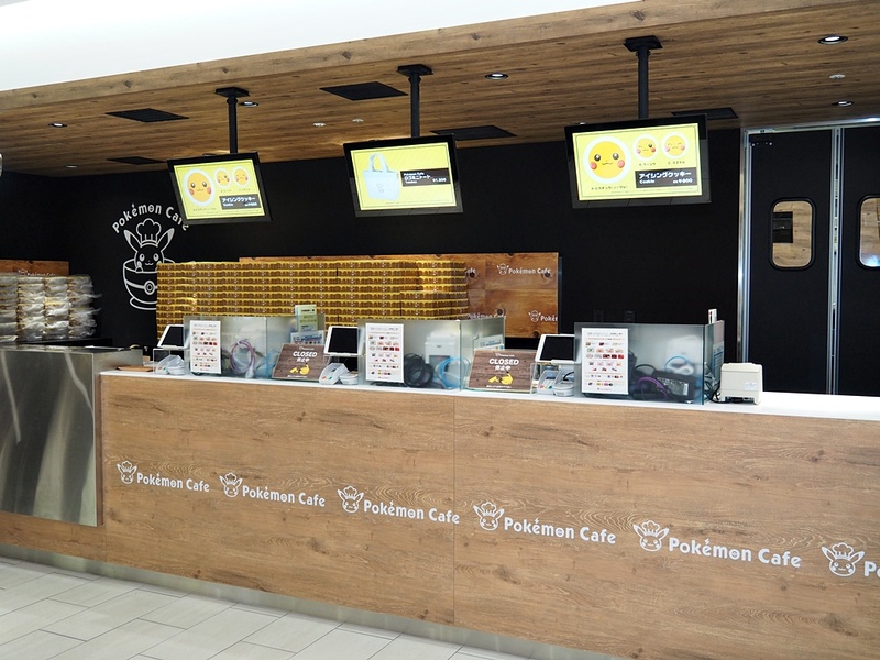 ポケモンカフェのキャッシャー。モンスターボールを象ったカップから顔を出す、コックコートのピカチュウがカフェのロゴ。もうやたらに可愛い