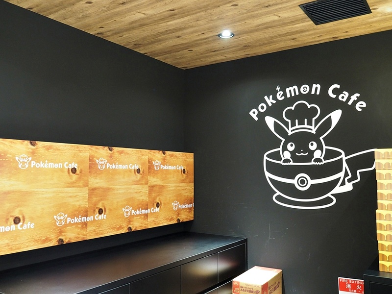 ポケモンカフェのキャッシャー。モンスターボールを象ったカップから顔を出す、コックコートのピカチュウがカフェのロゴ。もうやたらに可愛い