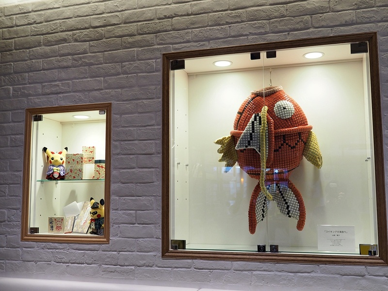 カフェのあちこちに大小様々なぬいぐるみや関連グッズなどが置かれ、漫画作品やゲーム製作に携わったスタッフのサインも展示されている