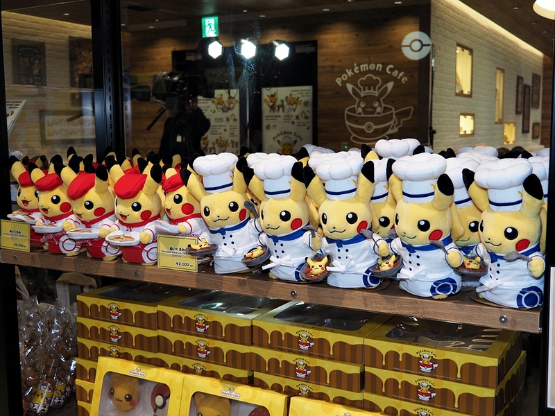 キャッシャーの向かいには、ポケモンカフェのオリジナルグッズが置かれた物販コーナーが。コックコート姿をしたピカチュウのぬいぐるみや、食器類、お菓子など、ポケモンセンターとは方向性が変えてあるのがニクい