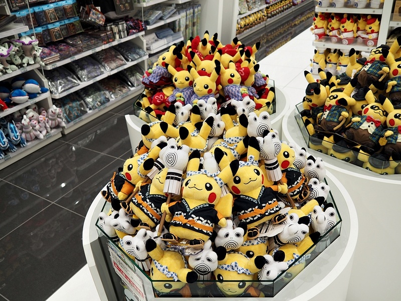 ポケモンセンタートウキョーDXだけのオリジナル商品は、入口すぐのところにまとめられている。火消し姿をしたピカチュウのぬいぐるみは、ここのオリジナル商品を代表する一品