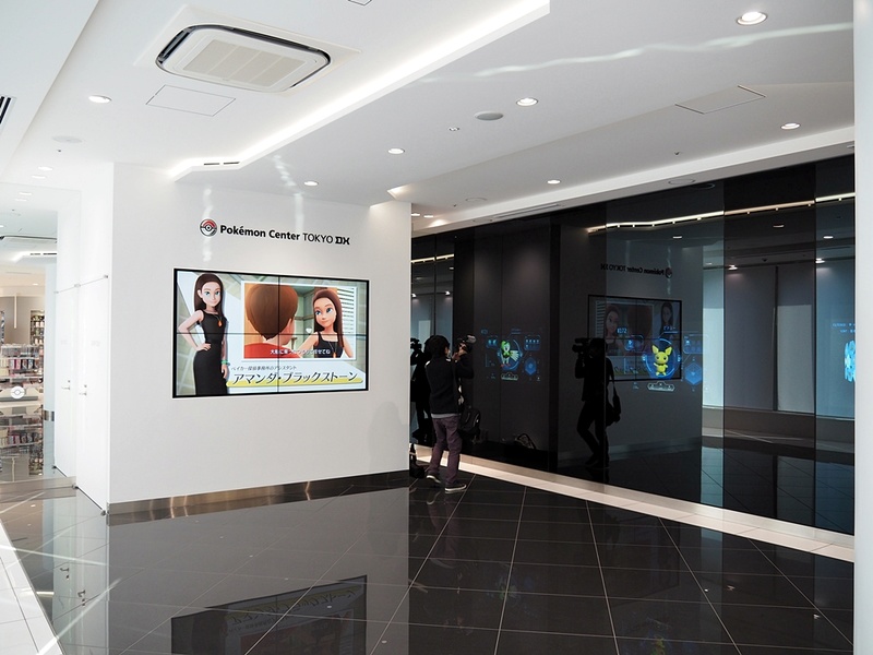 今後、ユーザーイベントなどを行なう予定のフロア。壁面にはポケモンセンタートウキョーDXの目玉「デジタルポケモン図鑑」が。タッチパネル式で全ポケモンのデータを参照することができ、なんと9言語に対応している