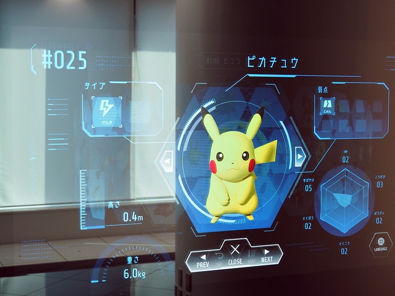 今後、ユーザーイベントなどを行なう予定のフロア。壁面にはポケモンセンタートウキョーDXの目玉「デジタルポケモン図鑑」が。タッチパネル式で全ポケモンのデータを参照することができ、なんと9言語に対応している