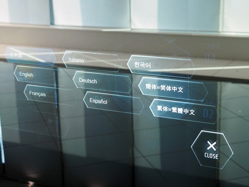 今後、ユーザーイベントなどを行なう予定のフロア。壁面にはポケモンセンタートウキョーDXの目玉「デジタルポケモン図鑑」が。タッチパネル式で全ポケモンのデータを参照することができ、なんと9言語に対応している