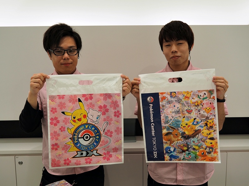 ポケモンセンタートウキョーDX特製のショッピングバッグ。桜をモチーフにし、中央にロゴを配置したそのデザインは、春らしい色合いがまた可愛い